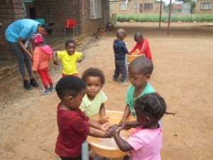 Händewaschen gehört zu den Lieblingsbeschäftigungen der Kinder.